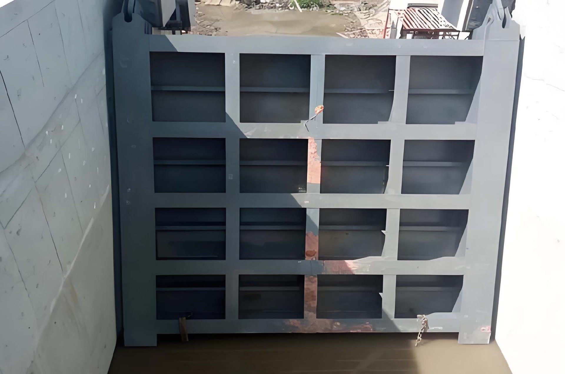 自控翻板坝整体结构