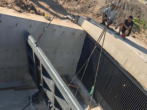 3.0m×8m 液压坝供应商_价格_安装工程细节特写 | 液压驱动核心部件 | 核心功能展示